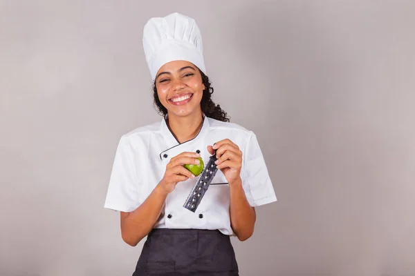 Genç Siyah Brezilyalı Kadın Aşçı Rende Limon Tutarken Şeker Hazırlamak — Stok fotoğraf
