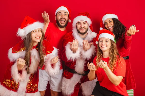Brasilianska Vänner Med Julkläder Tomten Inbjudande Händer — Stockfoto
