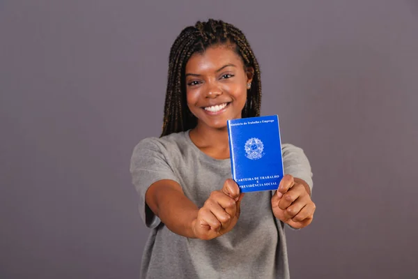 Giovane Donna Afro Brasiliana Possesso Tessera Lavoro Sicurezza Sociale Documento — Foto Stock