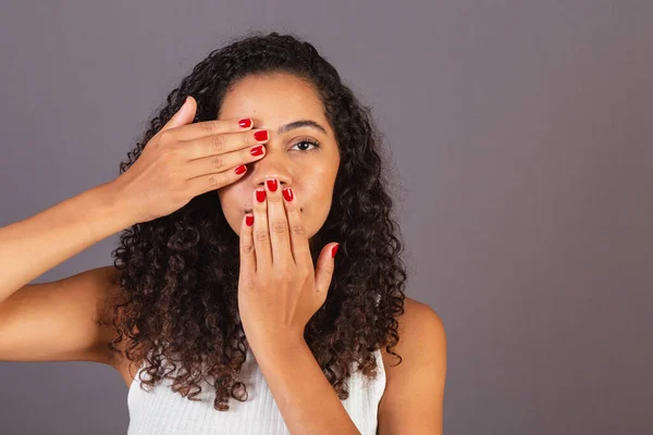 Genç Siyah Brezilyalı Kadın Eller Gözlerde Dudaklarda Kadınlara Şiddet Kavramı — Stok fotoğraf