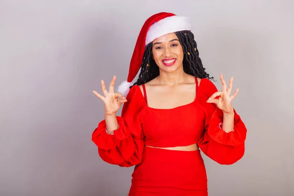 ブラジルの黒人女性は クリスマス服を着て 陽気なクリスマス Okサイン — ストック写真