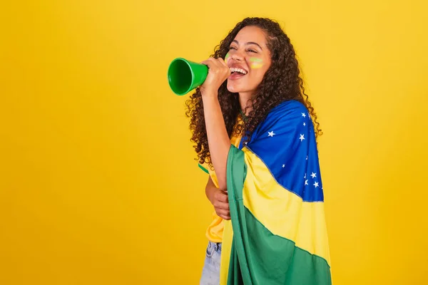 Fiatal Fekete Brazil Focirajongó Kiabálás Hangosbeszélőn Keresztül Reklámfotó — Stock Fotó