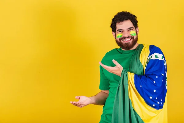 Caucasiano Com Barba Brasileiro Futebol Brasil Apresentando Produto Com Mãos — Fotografia de Stock