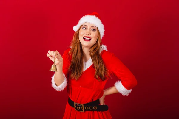 Όμορφη Βραζιλιάνα Κοκκινομάλλα Ντυμένη Χριστουγεννιάτικα Ρούχα Άγιος Βασίλης Χριστουγεννιάτικο Κουδούνι — Φωτογραφία Αρχείου
