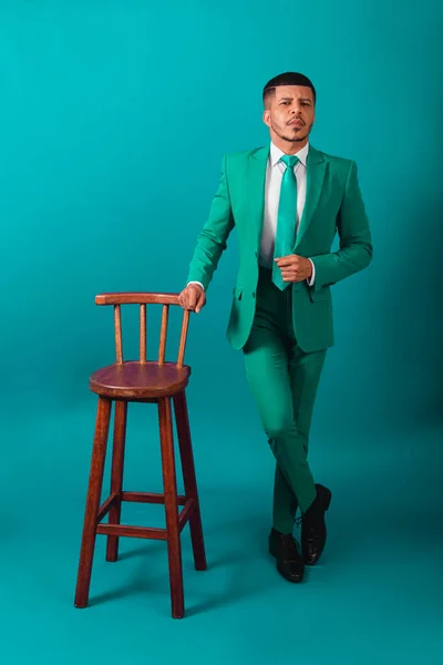 Brasiliansk Svart Man Klädd Kostym Och Grön Slips Affärsman Poserar — Stockfoto