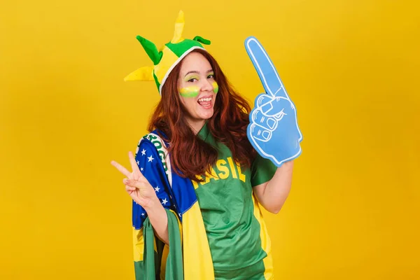 Caucásico Pelirroja Mujer Brasileña Fútbol Ventilador Usando Espuma Dedo Animando —  Fotos de Stock