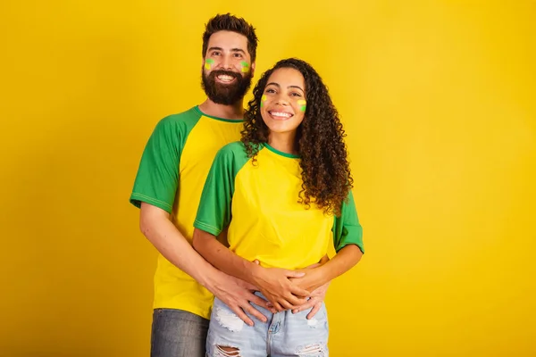 Brezilyalı Futbol Taraftarı Ulusun Renginde Giyinmiş Siyah Kadın Beyaz Erkek — Stok fotoğraf