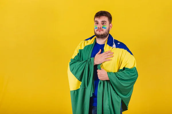 白人男性ブラジルサッカーファン国歌を歌い — ストック写真