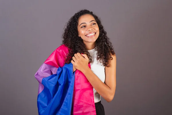 Молодая Бразильская Черная Женщина Бисексуальный Флаг Груди Поющий Гимн Разнообразия — стоковое фото