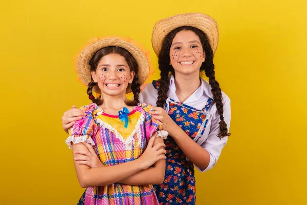 Irmãs Amigos Vestindo Roupas Típicas Festa Junina Abraçar Sorrir Unidos — Fotografia de Stock