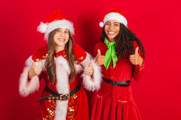 Två Brasilianska Vänner Klädda Julkläder Som Tecken Med Fingrar — Stockfoto
