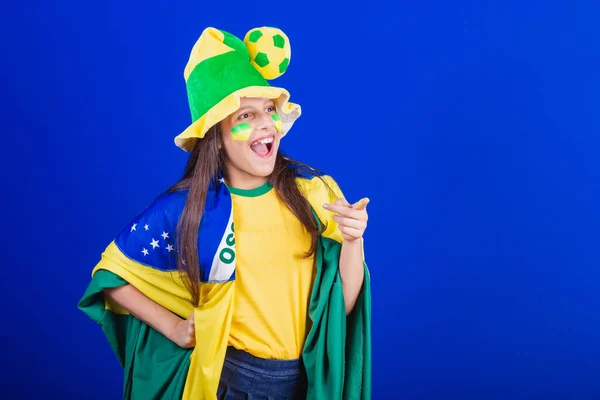 Молодая Девушка Футбольный Фанат Бразилии Одетый Шляпу Флаг Указывая Далекое — стоковое фото
