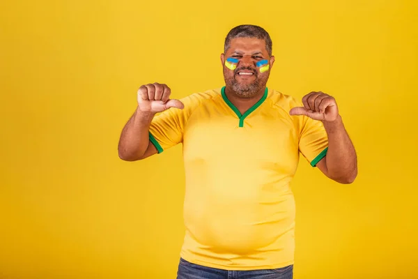 Brazylijczyk Czarny Fan Piłki Nożnej Brazylii Kciuk Górę Niechęć Negatyw — Zdjęcie stockowe
