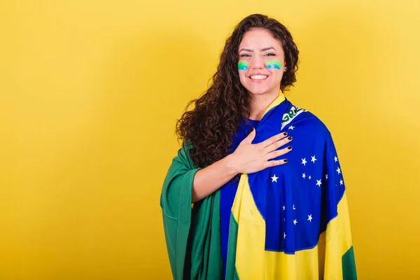 Γυναίκα Οπαδός Του Ποδοσφαίρου Οπαδός Της Βραζιλίας Παγκόσμιο Κύπελλο Τραγουδώντας — Φωτογραφία Αρχείου