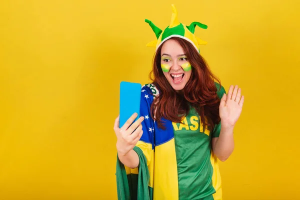 Kaukasische Rothaarige Frau Brasilianischer Fußballfan Videotelefonie Mit Handy Smartphone Online — Stockfoto