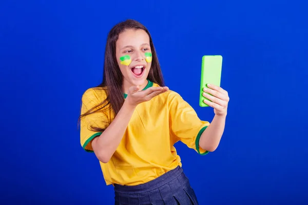 Молодая Девушка Футбольный Фанат Бразилии Держу Телефон Видео Звонок Смартфон — стоковое фото