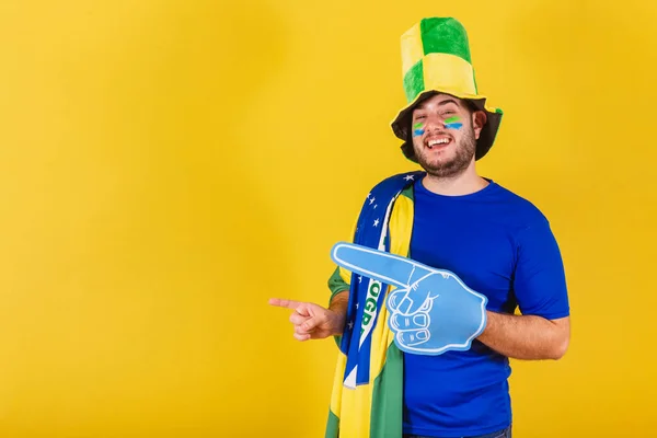 Brasilianischer Kaukasier Fußballfan Aus Brasilien Trägt Hut Zeigt Mit Schaumstofffinger — Stockfoto