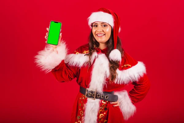 Brasilianerin Weihnachtskleidung Weihnachtsmann Smartphone Mit Grünem Bildschirm Chroma Halten — Stockfoto
