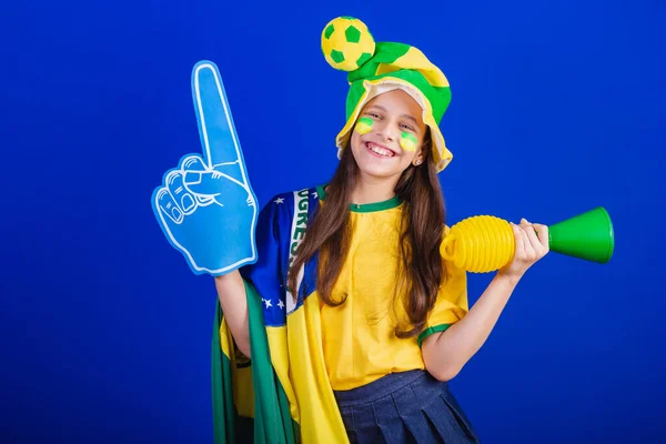 Mladá Dívka Fotbalový Fanoušek Brazílie Oblečený Klobouku Vlajce Pomocí Pěnového — Stock fotografie