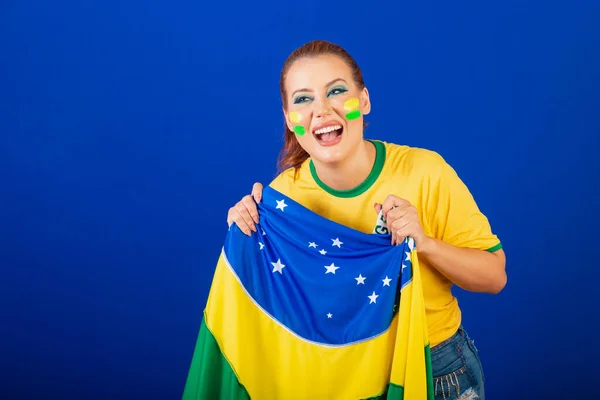 Běloška Zrzka Brazilský Fotbalový Fanoušek Brazilské Modré Pozadí Křičící Gól — Stock fotografie