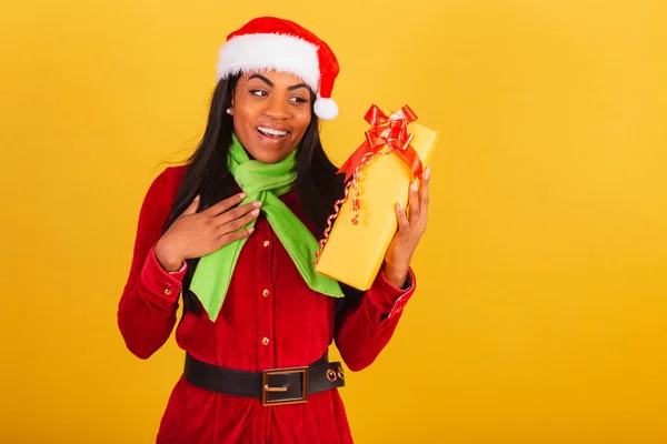 美しい黒ブラジルの女性 クリスマス服を着て サンタクロース 巨大な黄色の贈り物 — ストック写真