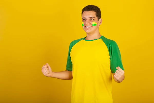 Jovem Brasileiro Futebol Vestido Verde Amarelo Comemorando — Fotografia de Stock