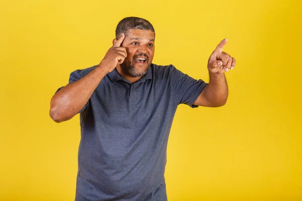 Hombre Negro Brasileño Adulto Señalando Algo Distante Con Dedo Sorprendido —  Fotos de Stock