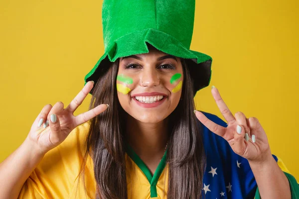 ブラジルの女性サポーター ワールドカップ2022 彼女の指で平和と愛を作る ファンの服を着て フラグと帽子 — ストック写真