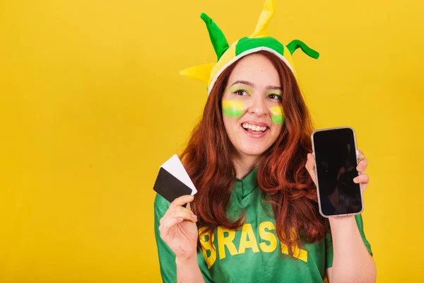 Kaukasische Roodharige Vrouw Braziliaanse Voetbalfan Met Creditcards Mobiele Telefoon Mobiel — Stockfoto