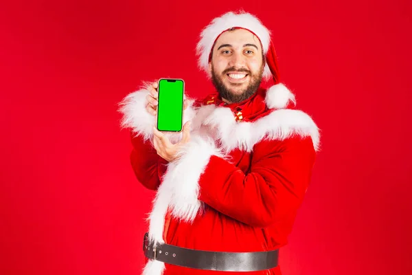 Βραζιλιάνος Άνδρας Ντυμένος Ρούχα Άγιος Βασίλης Κρατώντας Smartphone Πράσινη Χρωματική — Φωτογραφία Αρχείου