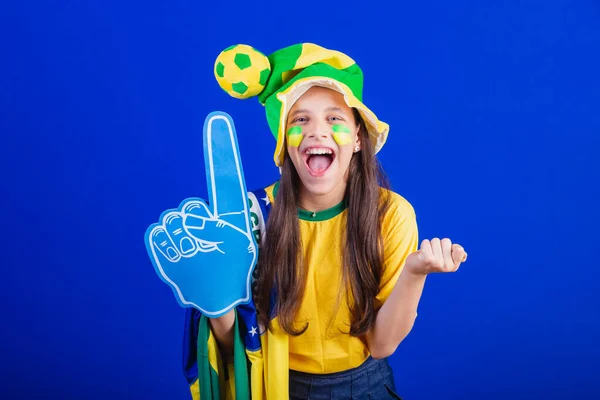 年轻姑娘 来自巴西的足球迷 戴着帽子和旗帜 用泡沫手指 开派对 太棒了 — 图库照片