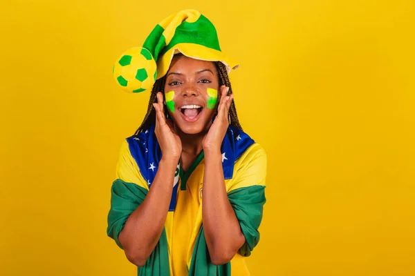 年轻的巴西黑人女子足球迷 穿着世界杯服装 — 图库照片