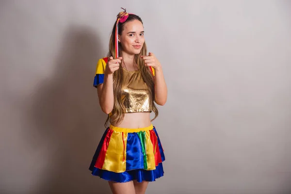 Schöne Kaukasische Brasilianerin Trägt Frevo Kleidung Zeigt Auf Die Kamera — Stockfoto