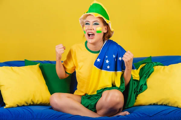 Белая Женщина Рыжая Бразильский Футбольный Фанат Бразилец Диване Кричит Гол — стоковое фото