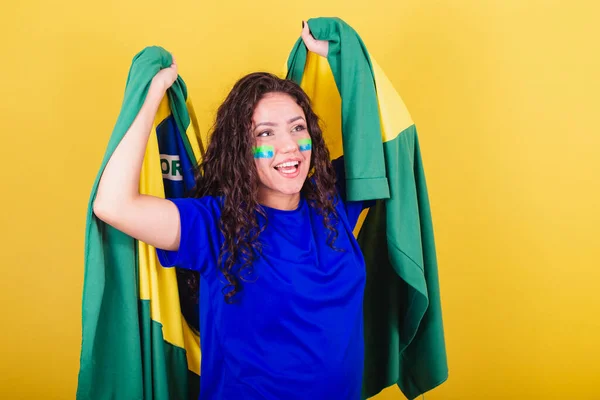 女子サッカーファンブラジルのファンワールドカップ優勝を祝う旗を背に踊り — ストック写真