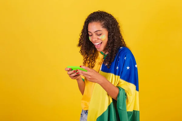 Junge Schwarze Brasilianerin Fußballfan Spiel Smartphone — Stockfoto