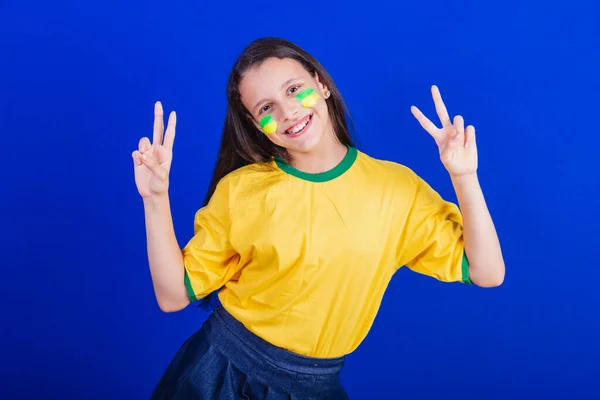 Молодая Девушка Футбольный Фанат Бразилии Знак Мира Любви Хорошие Вибрации — стоковое фото