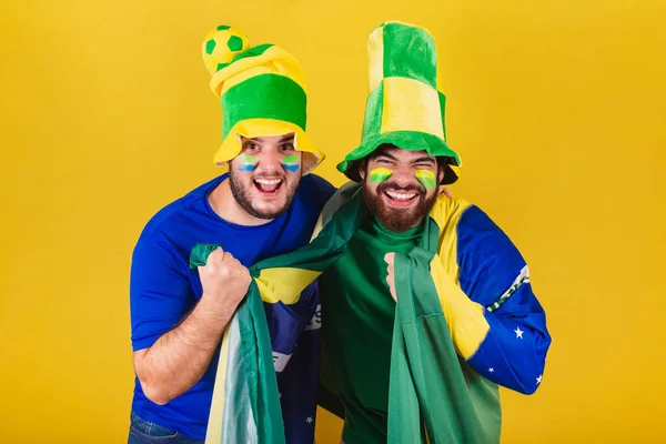 Dva Přátelé Brazilci Fotbaloví Fanoušci Brazílie Fandění Oslavy Vibrace Fotbalovém — Stock fotografie