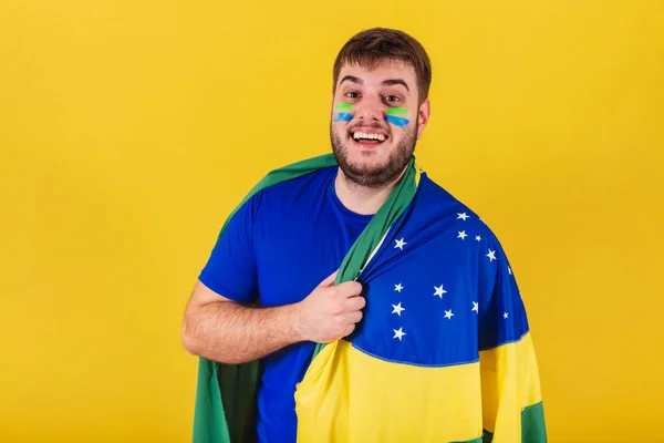 ブラジル出身の白人ブラジル人サッカーファンブラジル国旗のケープを着て — ストック写真