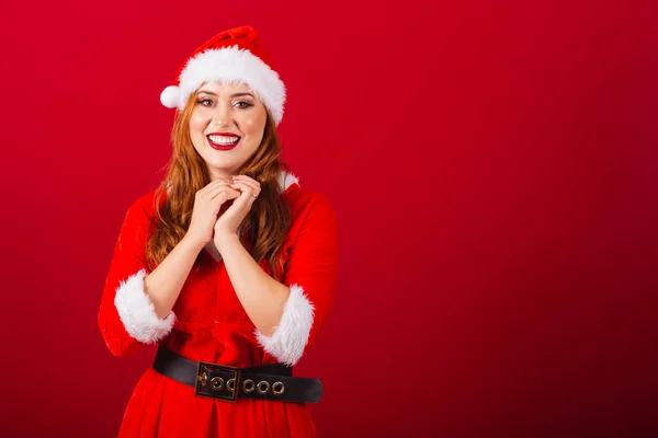 美しいブラジルの赤髪の女性 クリスマス服を着て サンタクロース 写真を見て希望と可愛い — ストック写真