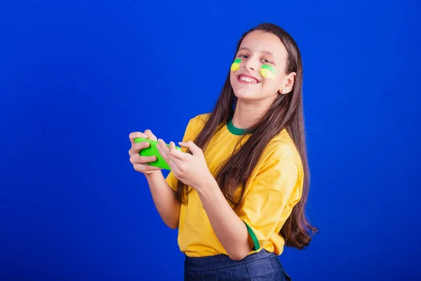 Junges Mädchen Fußballfan Aus Brasilien Handy Der Hand Spiel Gucken — Stockfoto
