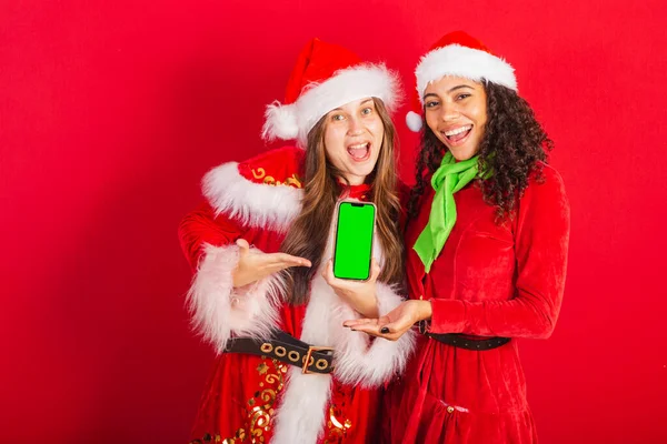 Brazilské Kamarádky Vánočním Oblečením Santa Claus Zobrazení Obrazovky Smartphonu Chromou — Stock fotografie