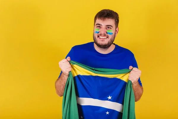 Brasilianischer Kaukasier Fußballfan Aus Brasilien Extrem Glücklich Mit Brasilianischer Fahne — Stockfoto