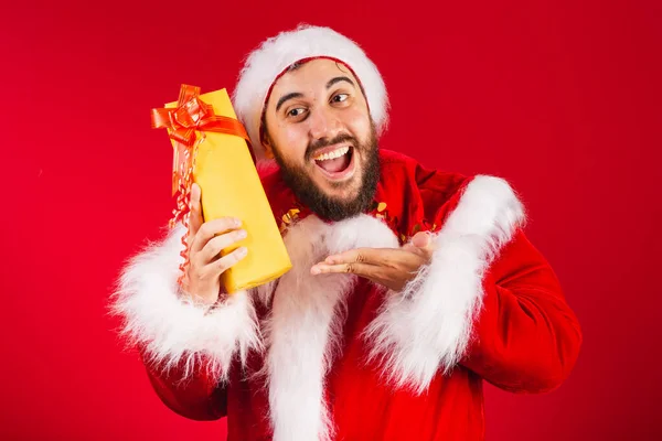 Brasilianischer Mann Gekleidet Weihnachtsmann Klamotten Zweifelnd Gelbem Geschenk Zweifel Überraschung — Stockfoto