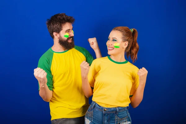 Couple Caucasien Fans Football Brésil Célébrer Encourager — Photo