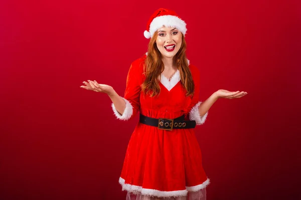 美しいブラジルの赤髪の女性 クリスマス服を着て サンタクロース ようこそオープンアームズ — ストック写真