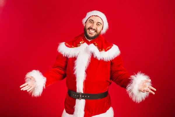 Brazilský Muž Oblečený Santa Claus Oblečení Otevřenou Náručí Vítejte — Stock fotografie