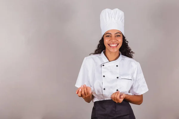 Genç Siyah Brezilyalı Kadın Aşçı Şef Davet Ediyor Elleriyle Çağırıyor — Stok fotoğraf
