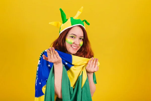 Caucasian Woman Redhead Soccer Fan Brazil Calling Hands Inviting Welcome — Stock Photo, Image