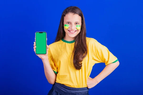 Jovem Futebol Brasil Segurando Celular Tela Para Publicidade Promoção Smartphone — Fotografia de Stock